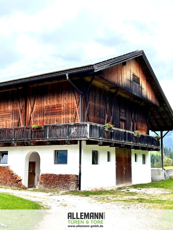 Alte ALLEMANN Türen und Tore in einem Bauernhof in Südtirol