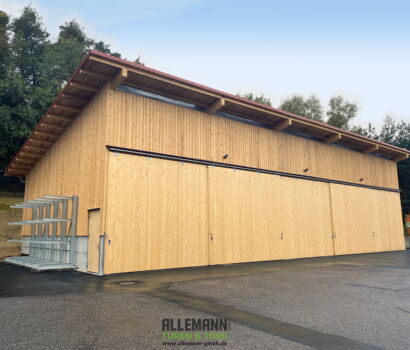 Holz-Schiebetore für Streuguthalle