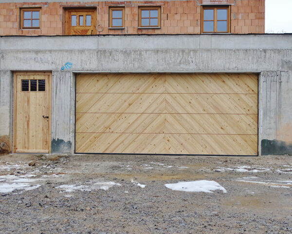 Holz-Sektionaltore in Lärche Blockwand gedämpft u. gehobelt