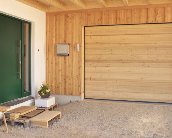 Holz-Sektionaltor in Lärche-Blockwand natur, gehobelt