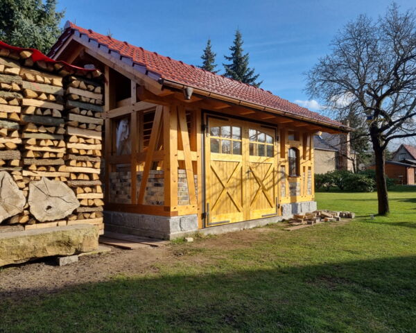 Holz-Sektionaltore in Lärche Blockwand gedämpft u. gehobelt