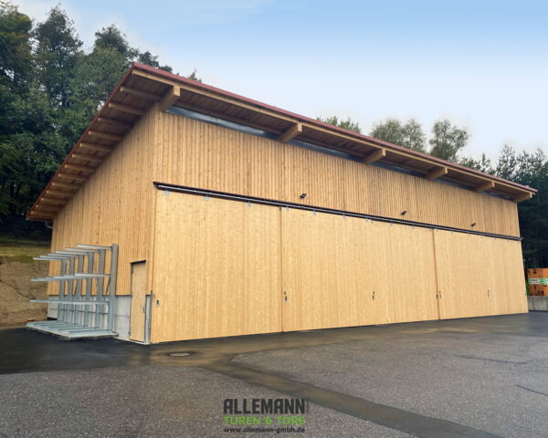 Holz-Schiebetore für Streuguthalle