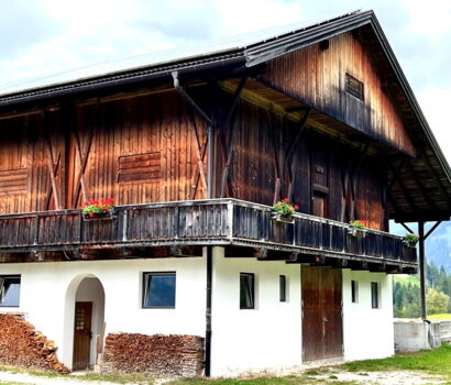 Alte ALLEMANN Türen und Tore in einem Bauernhof in Südtirol