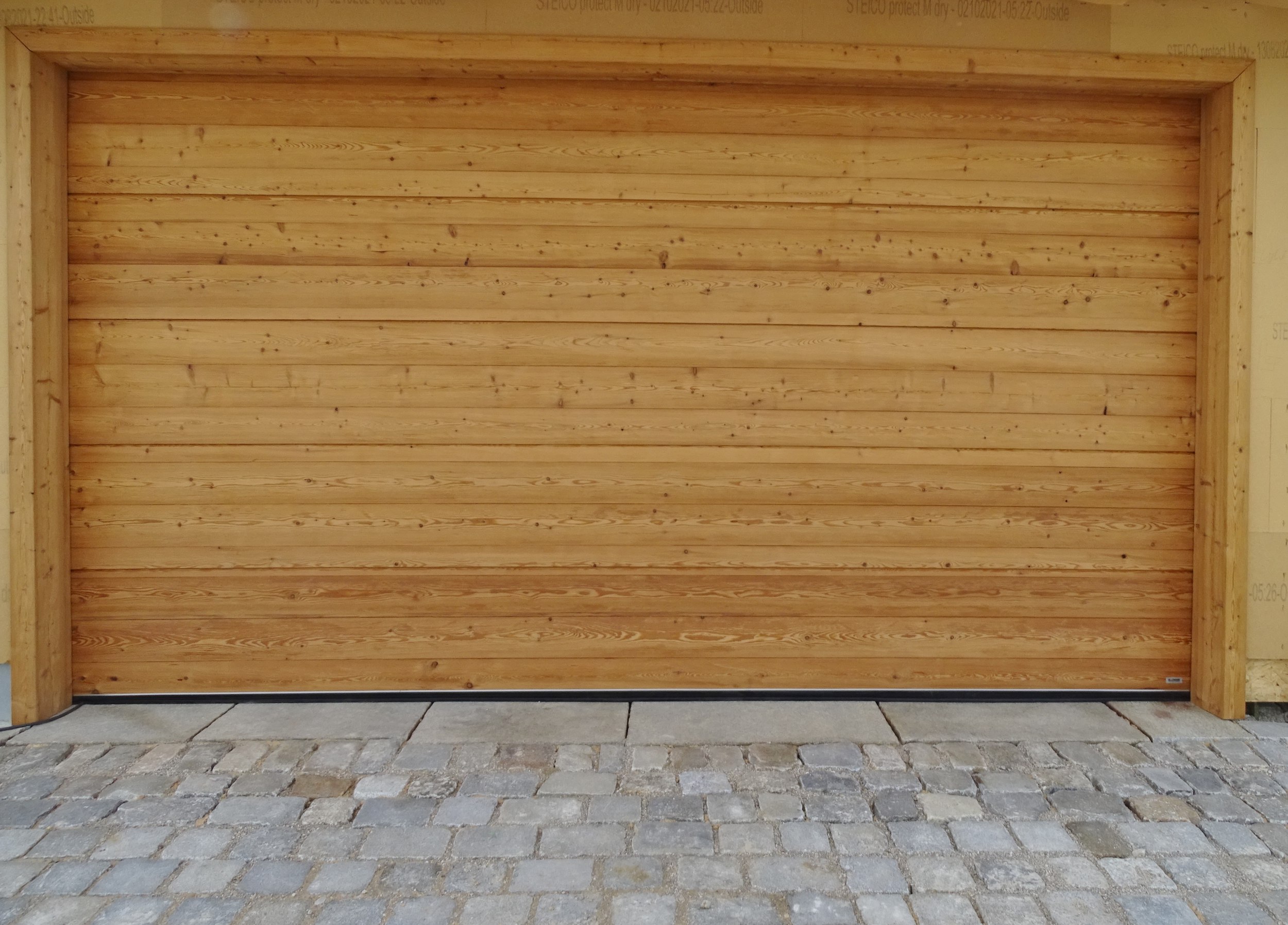 Holz-Sektionaltore in Lärche Blockwand gedämpft u. gehobelt