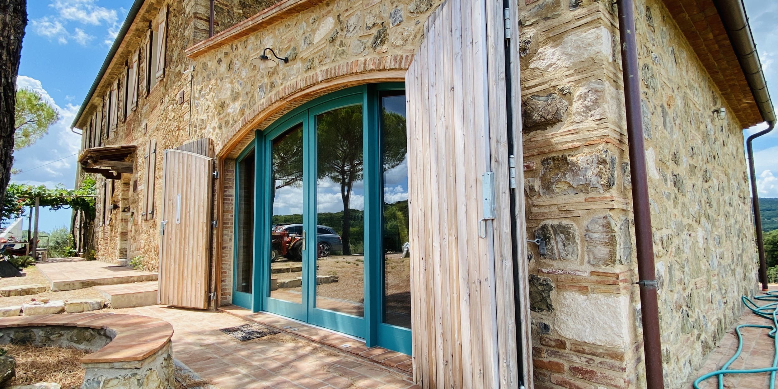 Fensterladen aus Holz mit Segmentbogen